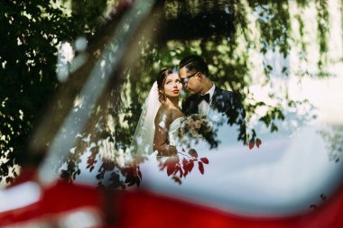 Araba cam yansıması güzel Çift