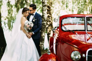 Genç ve güzel bir gelin damat sarılma