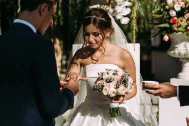 Gelin düğün yüzüğü ile