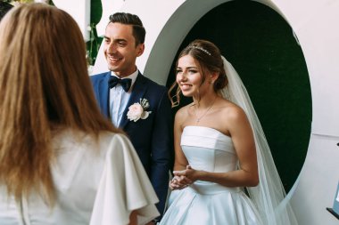 Toplantı konuklar neşeli evli çift olduğunu