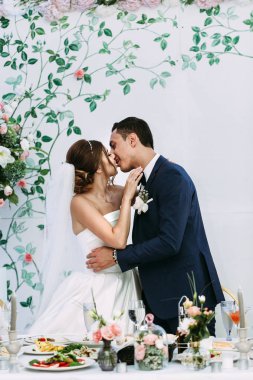 Tablosunun yanındaki evli çiftin romantik öpücük