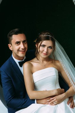 Yeşil backgro ile evli çiftin şehvetli kucaklama