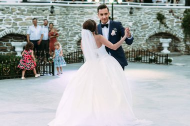 Evli çiftin basit ilk dans