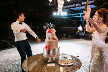 Muhteşem düğün pastası ve şık çift