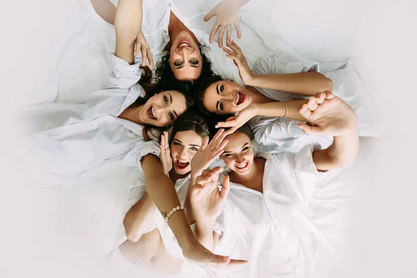 Positive bridesmaids and a bride in the light room — Stock Photo, Image