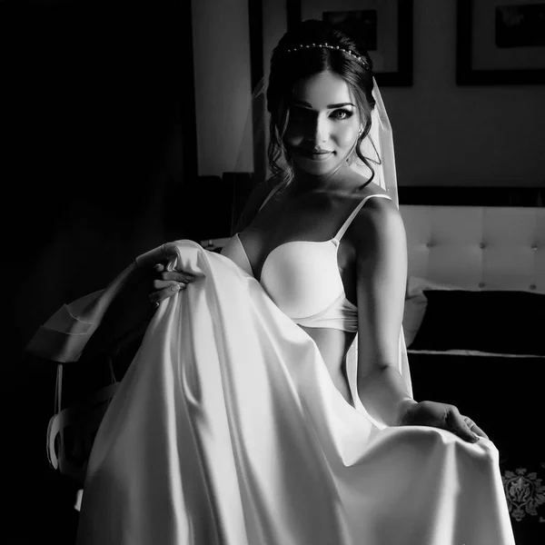 Novia en ropa interior con el vestido de novia — Foto de Stock