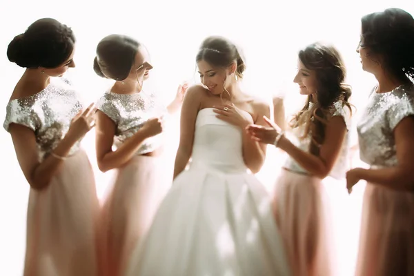Besonderer Moment der Braut mit Freunden vor der Hochzeit — Stockfoto