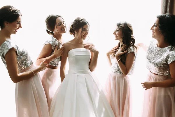 Momento positivo de la novia con amigos antes de la boda — Foto de Stock