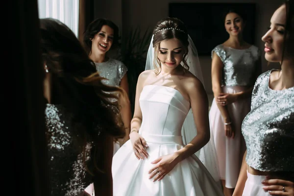 Schöne Braut und ihre glamourösen Mädchen — Stockfoto