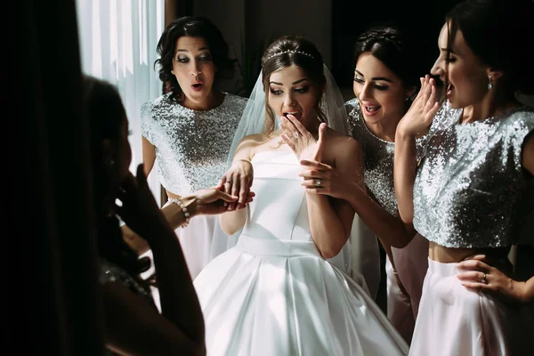 惊讶的新娘和她迷人的女孩们 — 图库照片