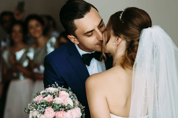 Romantische en tedere kus van de bruid en bruidegom — Stockfoto