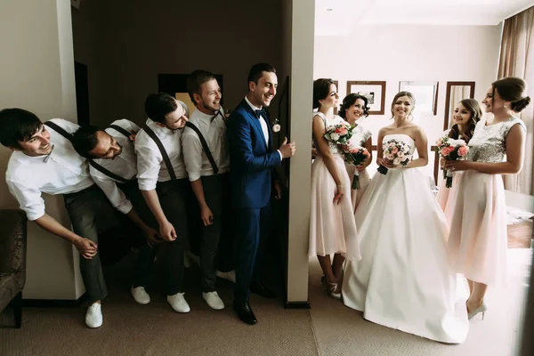 Foto emocional do casal e seus amigos loucos — Fotografia de Stock