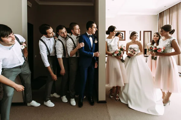 Foto engraçada do casal e seus amigos — Fotografia de Stock