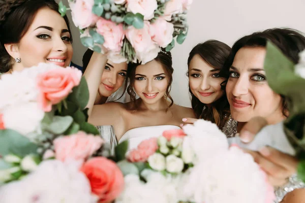 Flores cor-de-rosa e rosto de noiva no meio — Fotografia de Stock