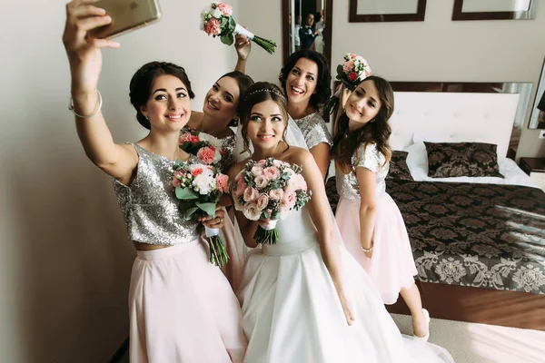 Selfie de las niñas con novia antes de la boda — Foto de Stock