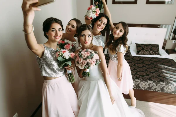 Bruiloft selfie van een bruid en haar bruidsmeisjes — Stockfoto