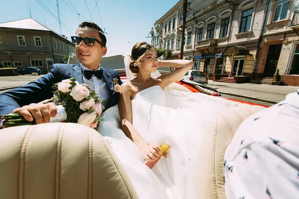 Casal elegante no carro na rua — Fotografia de Stock