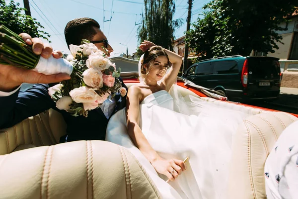 Jeune couple dans la vieille voiture — Photo