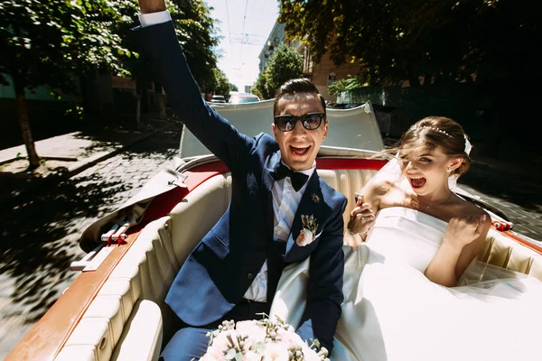 Casal feliz no carro no dia ensolarado — Fotografia de Stock