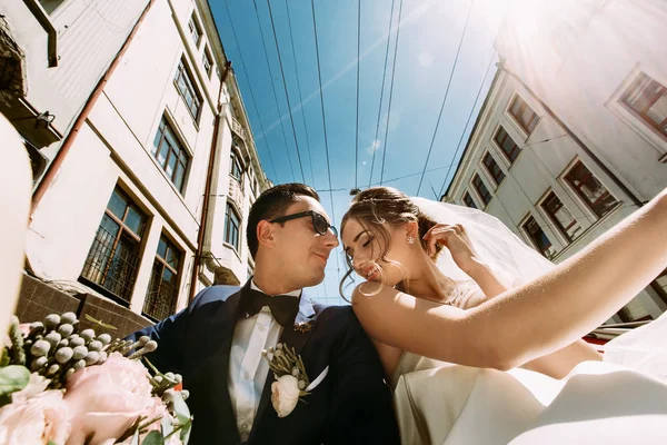 Casal moderno encantador no carro pequeno — Fotografia de Stock