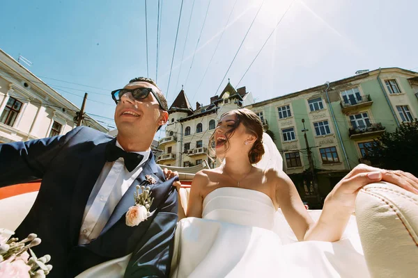 젊은 커플의 행복 한 결혼식 날 — 스톡 사진