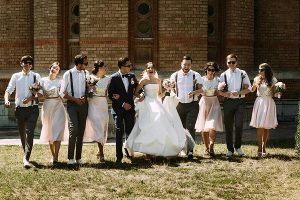 부부와 그들의 친구의 아름 다운 사진 — 스톡 사진