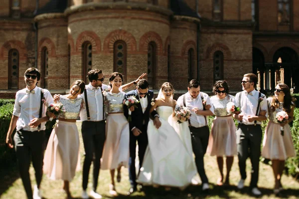 세련 된 신랑 및 그들의 친구와 신부 — 스톡 사진