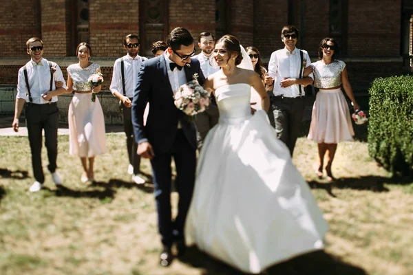 Chůze pár v jejich svatební den — Stock fotografie