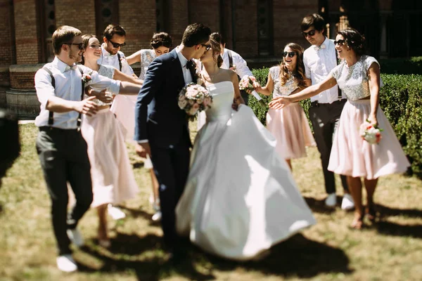 Beijo do casal maravilhoso no dia do casamento — Fotografia de Stock