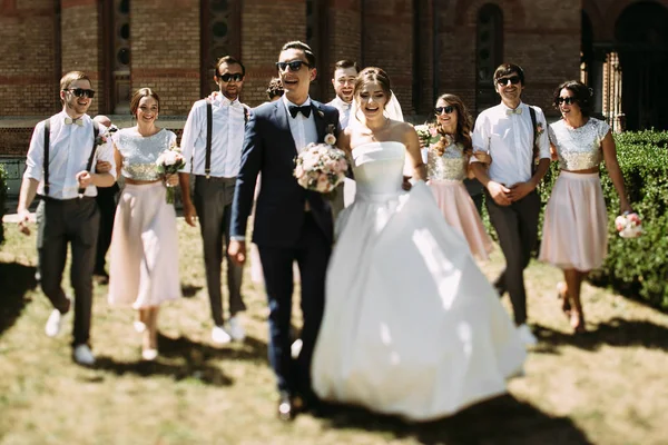 Casal maravilhoso e seus amigos atrás — Fotografia de Stock