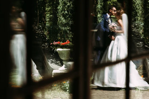 Weerspiegeling van de kus van de bruid en bruidegom — Stockfoto