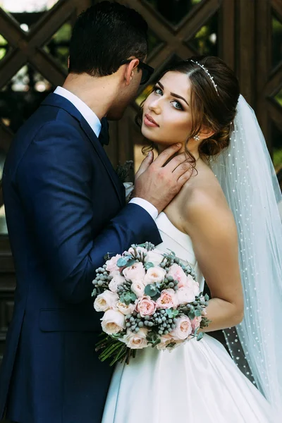 Increíble retrato de la pareja en el día de la boda —  Fotos de Stock
