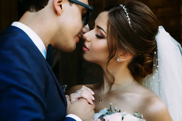 Momento romântico do jovem casal — Fotografia de Stock