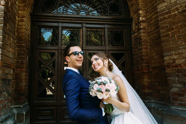 Őrült pozitív pár az esküvő napján — Stock Fotó