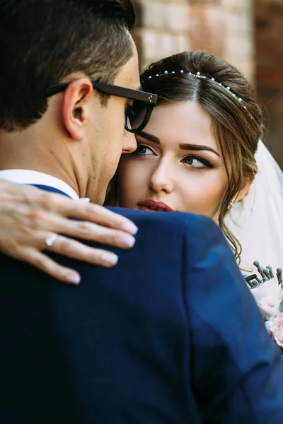 Encantadora mirada de la joven novia feliz — Foto de Stock