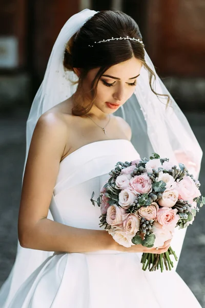 Mooie bruid met de bruids boeket — Stockfoto