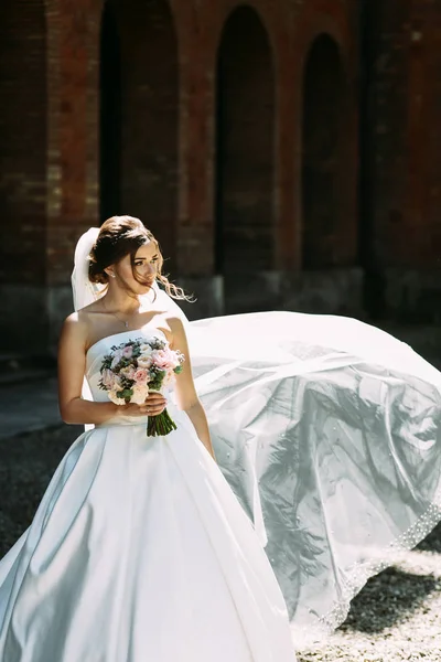 Pěkný Portrét úžasné nevěsty s kytice — Stock fotografie