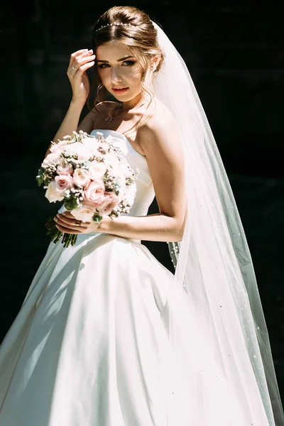 Misterioso sguardo della giovane bella sposa — Foto Stock