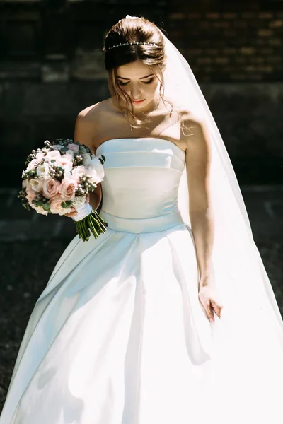 Sposa in abito da sposa bianco con un bouquet — Foto Stock
