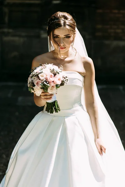 Bruid met een mooi boeket in haar handen — Stockfoto
