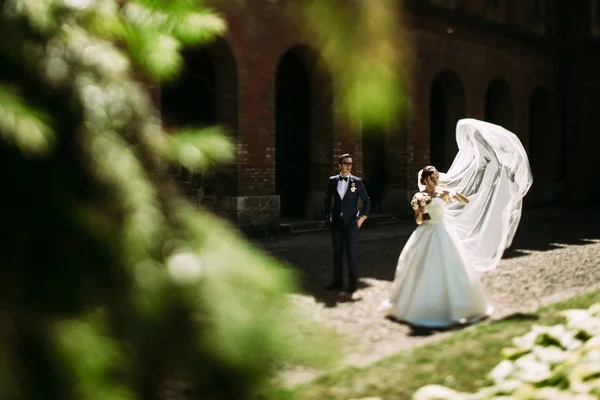 Moderna pareja joven y los arcos detrás — Foto de Stock