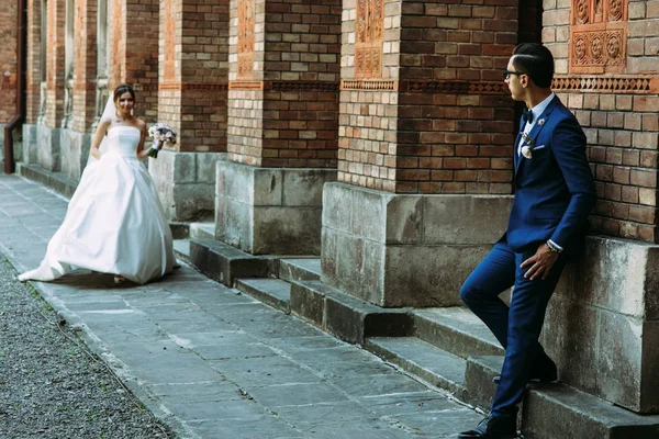 Pohledný ženich čeká na svou nevěstu — Stock fotografie