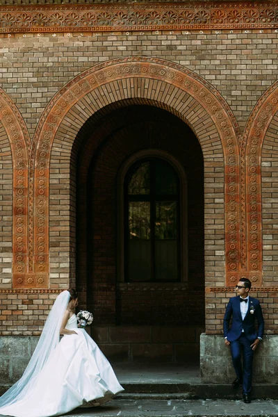 Jen manželský pár vedle velký oblouk — Stock fotografie