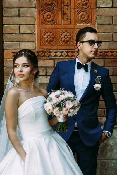 Pareja enamorada en el día de su boda —  Fotos de Stock