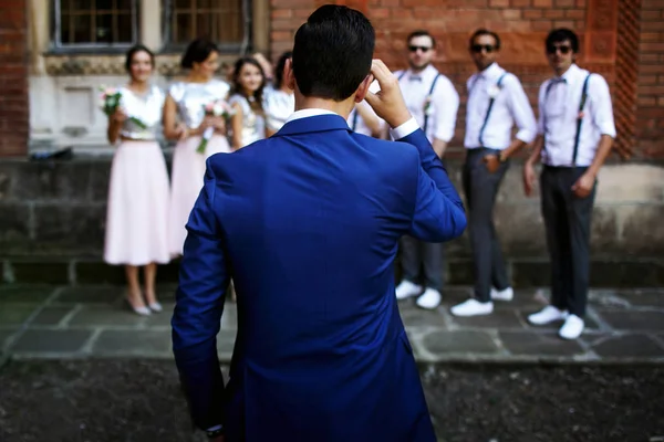 O noivo está a ver os padrinhos e damas de honor. — Fotografia de Stock