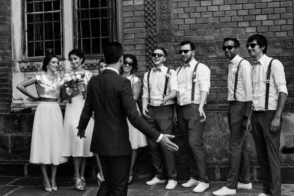 Bruidegom met de groomsmen en bruidsmeisjes — Stockfoto