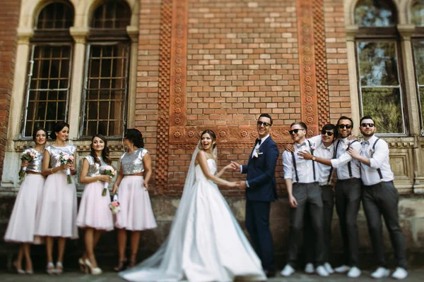 Freudiges Ehepaar mit den stilvollen Freunden — Stockfoto