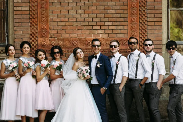 Casal bonito com os amigos no dia do casamento — Fotografia de Stock