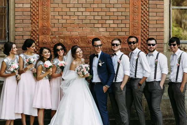 Charmantes Lächeln des Paares mit den Freunden auf der Hochzeit — Stockfoto