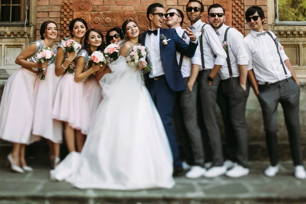 Весела пара з друзями в день весілля — стокове фото